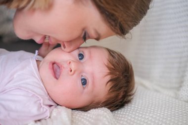 Çekici mutlu anneler küçük kızı öperler. Mutlu aile