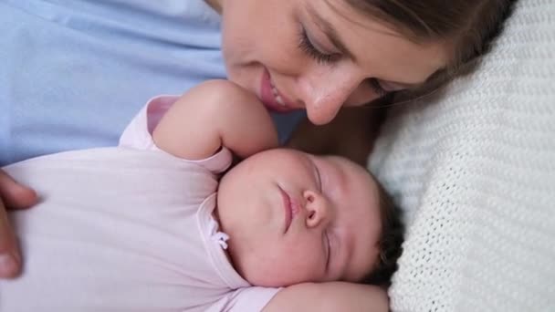 Atractivas madres felices se enfrentan beso niña somnolienta. Familia feliz — Vídeos de Stock