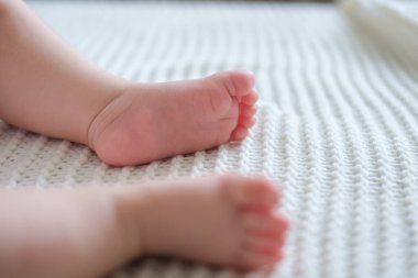  Küçük bebekler beyaz ekose üzerinde çıplak ayak. Mutlu aile