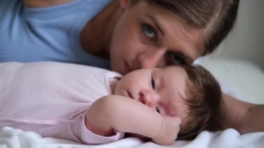 Çekici mutlu anneler küçük kızı öperler. Mutlu aile