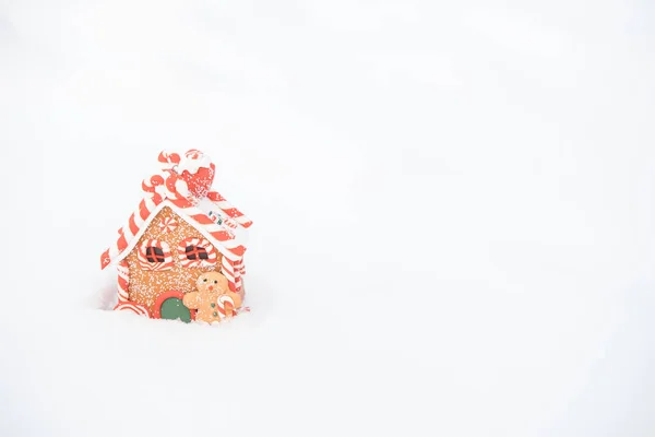 Domek z piernika w śniegu na zewnątrz. Wesołych Świąt — Zdjęcie stockowe