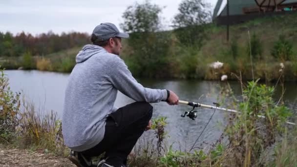 秋の湖での白人の魚 — ストック動画