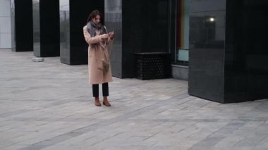 Sonbaharda açık havada mutlu ve çekici bir genç kadın.