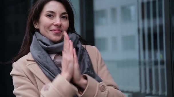 Happy attractive young woman at autumn outdoor. Warm hands. — Stock Video