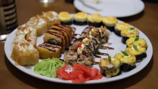 Delicioso Juego Sushi Con Jengibre Plato Blanco Imágenes Fullhd Alta — Vídeo de stock