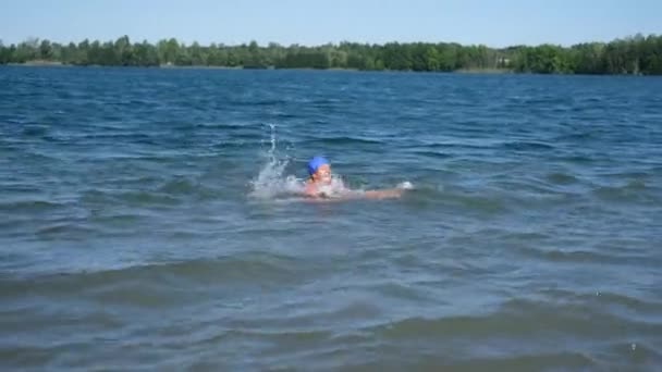 Радісний Щасливий Хлопчик Дівчинка Грають Збризкували Разом Воді Шапці Плавання — стокове відео
