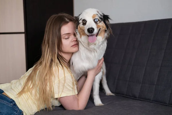 Vakker kvinne kysser blå merle australsk gjeterhund – stockfoto
