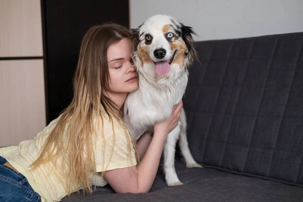 迷人的女人亲吻拥抱蓝色美人鱼澳大利亚牧羊犬 — 图库照片