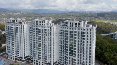 Hava görüntüsü. Metropolis şehrinin yerleşim bölgesinde çok katlı yeni binalar inşa ediliyor. Daireler inşa ediyorum. Emlak satışı ve kiralama. Şehirleşme. güneşli bir gün.