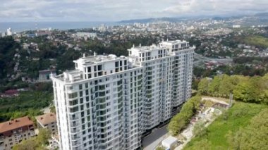 Hava görüntüsü. Metropolis şehrinin yerleşim bölgesinde çok katlı yeni binalar inşa ediliyor. Daireler inşa ediyorum. Emlak satışı ve kiralama. Şehirleşme. güneşli bir gün.
