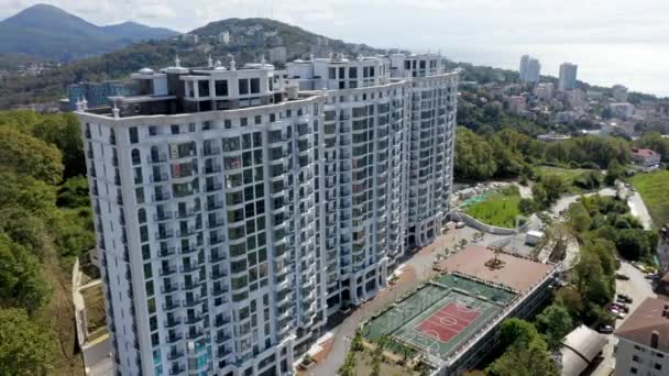 Vista aérea. Construção de novos edifícios de vários andares em uma área residencial da cidade da metrópole. Apartamentos de construção. Venda e locação de imóveis. Urbanização. dia ensolarado. — Vídeo de Stock