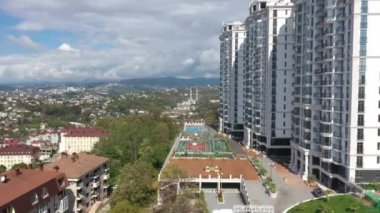 Hava görüntüsü. Metropolis şehrinin yerleşim bölgesinde çok katlı yeni binalar inşa ediliyor. Daireler inşa ediyorum. Emlak satışı ve kiralama. Şehirleşme. güneşli bir gün.