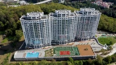 Hava görüntüsü. Metropolis şehrinin yerleşim bölgesinde çok katlı yeni binalar inşa ediliyor. Daireler inşa ediyorum. Emlak satışı ve kiralama. Şehirleşme. güneşli bir gün.