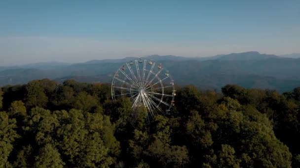 Vista desde una altura de 4k. La noria gira en la cima de la montaña. Impresionante vista a la montaña. Una atracción para adultos y niños. Monte Akhun. Sochi. Grabación de video aéreo. Luz de la mañana. — Vídeos de Stock