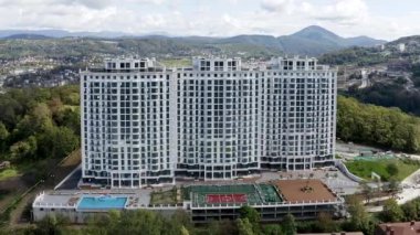 Hava görüntüsü. Metropolis şehrinin yerleşim bölgesinde çok katlı yeni binalar inşa ediliyor. Daireler inşa ediyorum. Emlak satışı ve kiralama. Şehirleşme. güneşli bir gün.