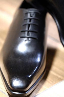 Siyah deri, modern Blake İtalyan gelinlik ayakkabıları dikmiş.