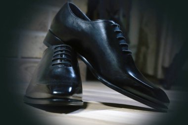 Siyah deri, modern Blake İtalyan gelinlik ayakkabıları dikmiş.