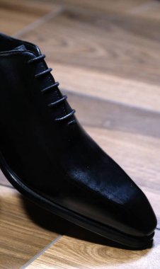 Siyah deri, modern Blake İtalyan gelinlik ayakkabıları dikmiş.