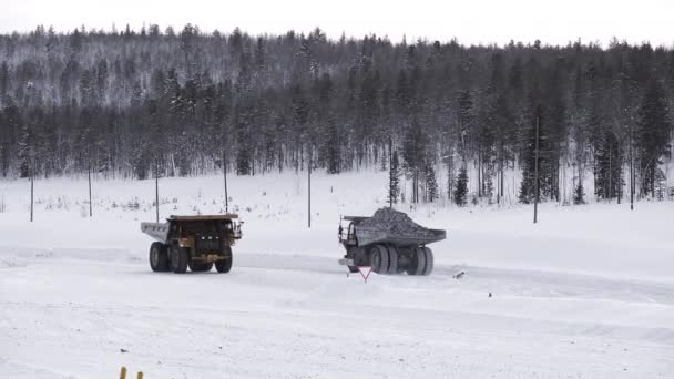 Dump trucks with placer gold in gold mining quarry in winter. Dump truck taking gold from the gold mining quarry. Mining industry concept. — Vídeos de Stock