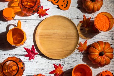 Cadılar Bayramı 'nda Cadılar Bayramı' nda korkunç komik hayalet. Oyuncak dekor dekorasyonu ve sonbahar festivali ve balkabağı konseptiyle kutlama partisini kutluyor.