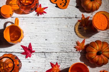 Cadılar Bayramı 'nda Cadılar Bayramı' nda korkunç komik hayalet. Oyuncak dekor dekorasyonu ve sonbahar festivali ve balkabağı konseptiyle kutlama partisini kutluyor.