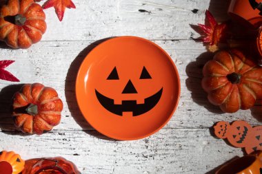 Cadılar Bayramı 'nda Cadılar Bayramı' nda korkunç komik hayalet. Oyuncak dekor dekorasyonu ve sonbahar festivali ve balkabağı konseptiyle kutlama partisini kutluyor.