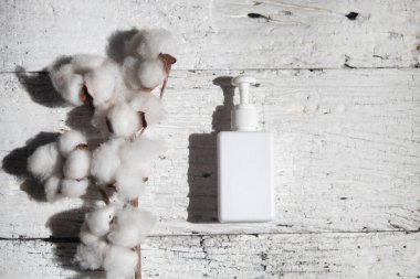 beyaz arka plan, kozmetik makyaj losyonu krem ürün güzellik moda sağlık konsepti, yüz köpüğü tedavisi