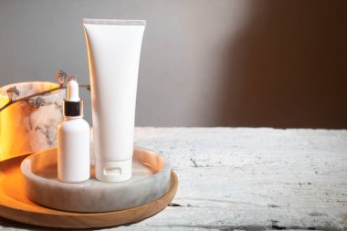 beyaz arka plan, kozmetik makyaj losyonu krem ürün güzellik moda sağlık konsepti, yüz köpüğü tedavisi