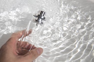 beyaz su taze arka plan, makyaj şişesi losyon kremi güzellik moda cilt bakım modeli