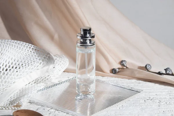 白色木桌背景与生活方式 化妆品药瓶乳霜产品与美容时尚护肤保健模型 — 图库照片