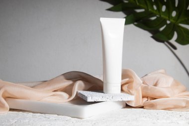 Yaşam tarzına sahip beyaz ahşap masa arkaplanı, kozmetik makyaj şişesi losyon kremi ürünü güzellik moda cilt bakım modeli.