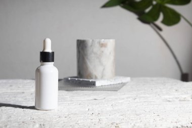 Yaşam tarzına sahip beyaz ahşap masa arkaplanı, kozmetik makyaj şişesi losyon kremi ürünü güzellik moda cilt bakım modeli.