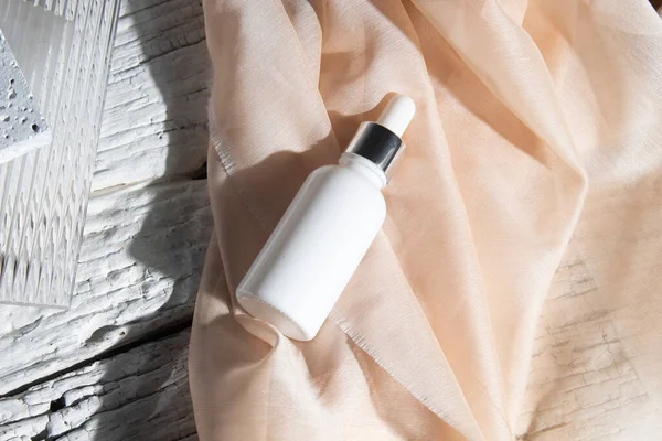 Białe Drewno Stół Tło Stylem Życia Kosmetyczny Makijaż Butelka Balsam — Zdjęcie stockowe
