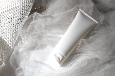 Yaşam tarzına sahip beyaz ahşap masa arkaplanı, kozmetik makyaj şişesi losyon kremi ürünü güzellik moda cilt bakım modeli.