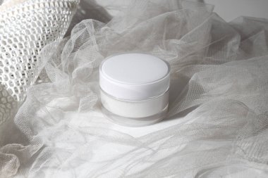 Yaşam tarzına sahip beyaz ahşap masa arkaplanı, kozmetik makyaj şişesi losyon kremi ürünü güzellik moda cilt bakım modeli.