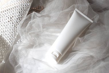 Yaşam tarzına sahip beyaz ahşap masa arkaplanı, kozmetik makyaj şişesi losyon kremi ürünü güzellik moda cilt bakım modeli.