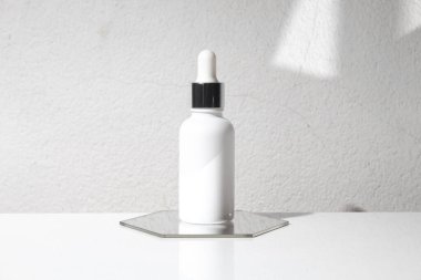 Yaşam tarzına sahip beyaz ahşap masa arkaplanı, kozmetik makyaj şişesi losyon kremi ürünü güzellik moda cilt bakım modeli.