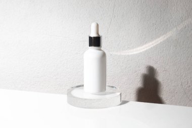 Yaşam tarzına sahip beyaz ahşap masa arkaplanı, kozmetik makyaj şişesi losyon kremi ürünü güzellik moda cilt bakım modeli.