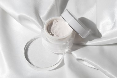 Yaşam tarzına sahip beyaz ahşap masa arkaplanı, kozmetik makyaj şişesi losyon kremi ürünü güzellik moda cilt bakım modeli.