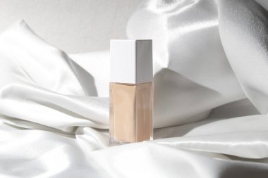 Yaşam tarzına sahip beyaz ahşap masa arkaplanı, kozmetik makyaj şişesi losyon kremi ürünü güzellik moda cilt bakım modeli.