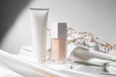 Yaşam tarzına sahip beyaz ahşap masa arkaplanı, kozmetik makyaj şişesi losyon kremi ürünü güzellik moda cilt bakım modeli.