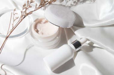 Yaşam tarzına sahip beyaz ahşap masa arkaplanı, kozmetik makyaj şişesi losyon kremi ürünü güzellik moda cilt bakım modeli.