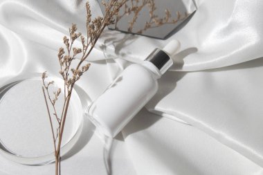 Yaşam tarzına sahip beyaz ahşap masa arkaplanı, kozmetik makyaj şişesi losyon kremi ürünü güzellik moda cilt bakım modeli.