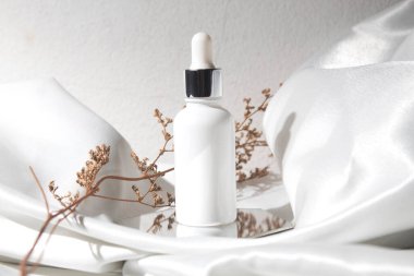 Yaşam tarzına sahip beyaz ahşap masa arkaplanı, kozmetik makyaj şişesi losyon kremi ürünü güzellik moda cilt bakım modeli.