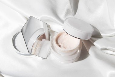 Yaşam tarzına sahip beyaz ahşap masa arkaplanı, kozmetik makyaj şişesi losyon kremi ürünü güzellik moda cilt bakım modeli.