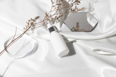 Yaşam tarzına sahip beyaz ahşap masa arkaplanı, kozmetik makyaj şişesi losyon kremi ürünü güzellik moda cilt bakım modeli.