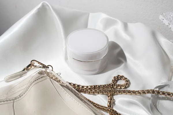 Biały Materiał Tło Tekstylne Stylem Życia Kosmetyczny Krem Makijażu Butelka — Zdjęcie stockowe