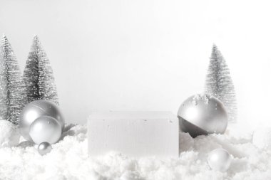 Beyaz kar arkaplanı ve kaidesel gösteri sahnesi. Mutlu noel festivali hediyeleri için güzellik kozmetik cilt modelleri.