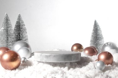 Beyaz kar arkaplanı ve kaidesel gösteri sahnesi. Mutlu noel festivali hediyeleri için güzellik kozmetik cilt modelleri.