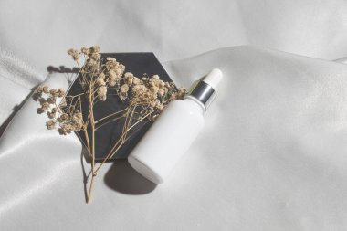 beyaz su taze arka plan, makyaj şişesi losyon kremi güzellik moda cilt bakım modeli